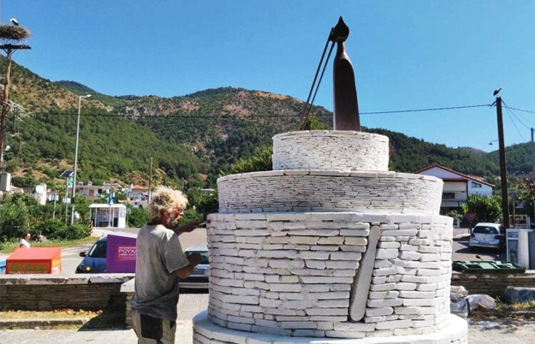 Το υπό διαμόρφωση μνημείο της ποντιακής λύρας στη Λευκόπετρα Ξάνθης (φωτ.: Κωνσταντίνα Ναβροζίδου)