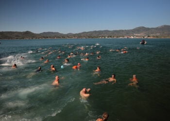 Κολυμβητές συμμετέχουν στον 15ο Κολυμβητικό Διάπλου Μικρασιατικής Μνήμης, στη Λέσβο, Κυριακή 26 Ιουλίου 2026 (φωτ.: ΑΠΕ-ΜΠΕ / Ηλίας Μάρκου)