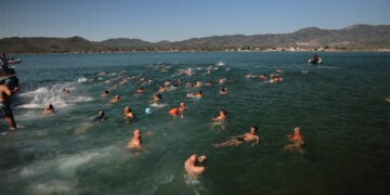Κολυμβητές συμμετέχουν στον 15ο Κολυμβητικό Διάπλου Μικρασιατικής Μνήμης, στη Λέσβο, Κυριακή 26 Ιουλίου 2026 (φωτ.: ΑΠΕ-ΜΠΕ / Ηλίας Μάρκου)