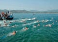 Στιγμιότυπο από τον 14ο Κολυμβητικό Διάπλου Μικρασιατικής Μνήμης στον Κόλπο της Γέρας, το 2025(φωτ.: Facebook / Ada Zafeirelli)