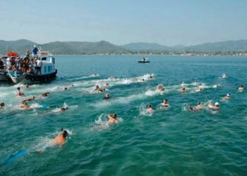 Στιγμιότυπο από τον 14ο Κολυμβητικό Διάπλου Μικρασιατικής Μνήμης στον Κόλπο της Γέρας, το 2025(φωτ.: Facebook / Ada Zafeirelli)