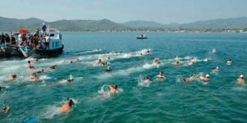 Στιγμιότυπο από τον 14ο Κολυμβητικό Διάπλου Μικρασιατικής Μνήμης στον Κόλπο της Γέρας, το 2025(φωτ.: Facebook / Ada Zafeirelli)