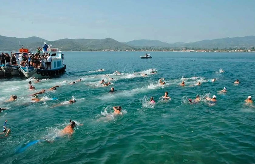 Στιγμιότυπο από τον 14ο Κολυμβητικό Διάπλου Μικρασιατικής Μνήμης στον Κόλπο της Γέρας, το 2025(φωτ.: Facebook / Ada Zafeirelli)