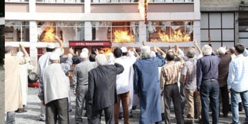 Το ξενοδοχείο Madimak στη Σεβάστεια της Τουρκίας στις φλόγες, στις 2 Ιουλίου 1993, όταν πλήθος εξτρεμιστών ισλαμιστών επιτέθηκε στους συμμετέχοντες σε πολιτιστικό φεστιβάλ (πηγή: internethaber.com)