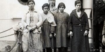 Ελληνίδες νύφες κατά την άφιξή τους στις ΗΠΑ το 1921 (φωτ.: Courtesy of the Statue of Liberty National Monument and Ellis Island, National Park Service, photo STLI 24332. Public Domain)