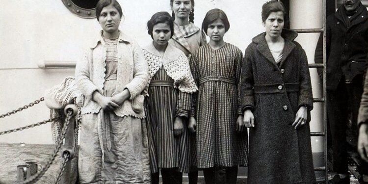 Ελληνίδες νύφες κατά την άφιξή τους στις ΗΠΑ το 1921 (φωτ.: Courtesy of the Statue of Liberty National Monument and Ellis Island, National Park Service, photo STLI 24332. Public Domain)