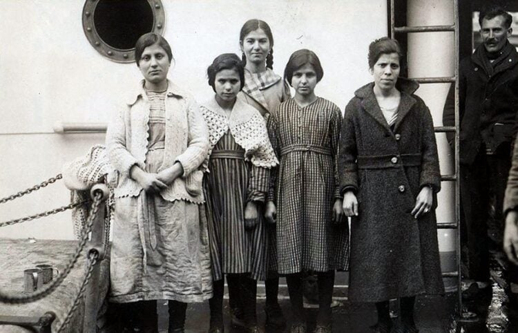 Ελληνίδες νύφες κατά την άφιξή τους στις ΗΠΑ το 1921 (φωτ.: Courtesy of the Statue of Liberty National Monument and Ellis Island, National Park Service, photo STLI 24332. Public Domain)