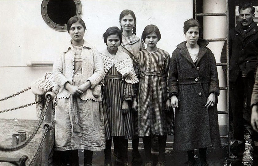 Ελληνίδες νύφες κατά την άφιξή τους στις ΗΠΑ το 1921 (φωτ.: Courtesy of the Statue of Liberty National Monument and Ellis Island, National Park Service, photo STLI 24332. Public Domain)