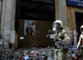 Έξω από το κτήριο της Marfin, λίγες μέρες μετά τον δολοφονικό εμπρησμό (φωτ. αρχείου: EUROKINISSI / Βάιος Χασιαλής)