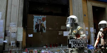 Έξω από το κτήριο της Marfin, λίγες μέρες μετά τον δολοφονικό εμπρησμό (φωτ. αρχείου: EUROKINISSI / Βάιος Χασιαλής)