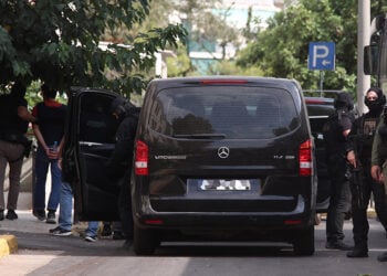 Στην Ευελπίδων οι συλληφθέντες για  εμπρηστική επίθεση σε τραπεζικό κατάστημα της Marfin το 2010 (φωτ.: EUROKINISSI)