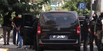 Στην Ευελπίδων οι συλληφθέντες για εμπρηστική επίθεση σε τραπεζικό κατάστημα της Marfin το 2010 (φωτ.: EUROKINISSI)