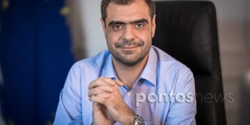 Ο υφυπουργός παρά τω πρωθυπουργώ και κυβερνητικός εκπρόσωπος Παύλος Μαρινάκης στο γραφείο του, στο Μέγαρο Μαξίμου (φωτ.: Δημήτρης Χριστοδούλου/pontosnews.gr)