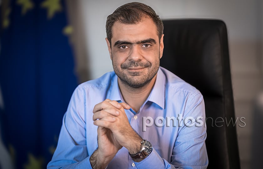 Ο υφυπουργός παρά τω πρωθυπουργώ και κυβερνητικός εκπρόσωπος Παύλος Μαρινάκης στο γραφείο του, στο Μέγαρο Μαξίμου (φωτ.: Δημήτρης Χριστοδούλου/pontosnews.gr)