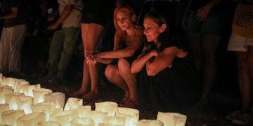 Στις εκδηλώσεις μνήμης για τα  8 χρόνια από φονική πυρκαγιά στο Μάτι, 104 φαναράκια αφέθηκαν στην θάλασσα. Πέμπτη 23 Ιουλίου 2026 (φωτ.: EUROKINISSI / Δανάη Δαυλοπούλου)