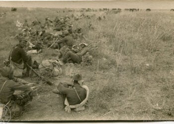 Φωτογραφία ομάδας Ελλήνων στρατιωτών σε στιγμές ανάπαυσης (άγνωστη τοποθεσία, Μικρασιατική Εκστρατεία). Από το Ελληνικό Λογοτεχνικό και Ιστορικό Αρχείο του Μορφωτικού Ιδρύματος της Εθνικής Τραπέζης (Θεσσαλονίκη)