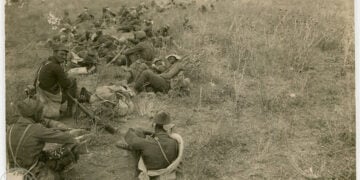 Φωτογραφία ομάδας Ελλήνων στρατιωτών σε στιγμές ανάπαυσης (άγνωστη τοποθεσία, Μικρασιατική Εκστρατεία). Από το Ελληνικό Λογοτεχνικό και Ιστορικό Αρχείο του Μορφωτικού Ιδρύματος της Εθνικής Τραπέζης (Θεσσαλονίκη)