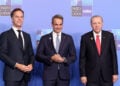 Ο γενικός γραμματέας του ΝΑΤΟ Μαρκ Ρούτε και ο Τούρκος πρόεδρος Ρετζέπ Ταγίπ Ερντογάν υποδέχονται τον πρωθυπουργό Κυριάκο Μητσοτάκη στη Σύνοδο Κορυφής του ΝΑΤΟ στην Άγκυρα. 8 Ιουλίου 2026 (φωτ.: EPA / Georgi Licovski)
