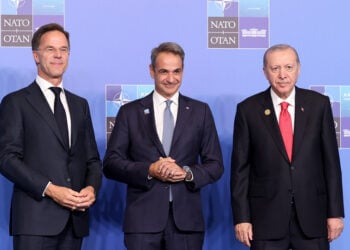 Ο γενικός γραμματέας του ΝΑΤΟ Μαρκ Ρούτε και ο Τούρκος πρόεδρος Ρετζέπ Ταγίπ Ερντογάν υποδέχονται τον πρωθυπουργό Κυριάκο Μητσοτάκη στη Σύνοδο Κορυφής του ΝΑΤΟ στην Άγκυρα. 8 Ιουλίου 2026 (φωτ.: EPA / Georgi Licovski)