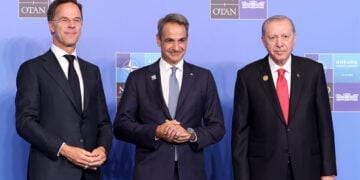 Ο γενικός γραμματέας του ΝΑΤΟ Μαρκ Ρούτε και ο Τούρκος πρόεδρος Ρετζέπ Ταγίπ Ερντογάν υποδέχονται τον πρωθυπουργό Κυριάκο Μητσοτάκη στη Σύνοδο Κορυφής του ΝΑΤΟ στην Άγκυρα. 8 Ιουλίου 2026 (φωτ.: EPA / Georgi Licovski)