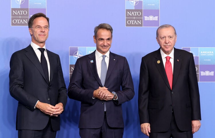 Ο γενικός γραμματέας του ΝΑΤΟ Μαρκ Ρούτε και ο Τούρκος πρόεδρος Ρετζέπ Ταγίπ Ερντογάν υποδέχονται τον πρωθυπουργό Κυριάκο Μητσοτάκη στη Σύνοδο Κορυφής του ΝΑΤΟ στην Άγκυρα. 8 Ιουλίου 2026 (φωτ.: EPA / Georgi Licovski)