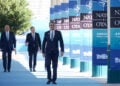 Ο Κυριάκος Μητσοτάκης προσέρχεται στην 36η Σύνοδο Κορυφής του ΝΑΤΟ. Τον συνοδεύουν οι υπουργοί Εξωτερικών και Εθνικής Άμυνας (φωτ.: Γραφείο Τύπου Πρωθυπουργού/ Δημήτρης Παπαμήτσος)