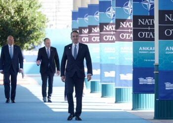 Ο Κυριάκος Μητσοτάκης προσέρχεται στην 36η Σύνοδο Κορυφής του ΝΑΤΟ. Τον συνοδεύουν οι υπουργοί Εξωτερικών και Εθνικής Άμυνας (φωτ.: Γραφείο Τύπου Πρωθυπουργού/ Δημήτρης Παπαμήτσος)