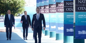 Ο Κυριάκος Μητσοτάκης προσέρχεται στην 36η Σύνοδο Κορυφής του ΝΑΤΟ. Τον συνοδεύουν οι υπουργοί Εξωτερικών και Εθνικής Άμυνας (φωτ.: Γραφείο Τύπου Πρωθυπουργού/ Δημήτρης Παπαμήτσος)