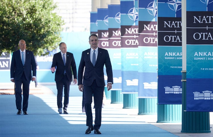 Ο Κυριάκος Μητσοτάκης προσέρχεται στην 36η Σύνοδο Κορυφής του ΝΑΤΟ. Τον συνοδεύουν οι υπουργοί Εξωτερικών και Εθνικής Άμυνας (φωτ.: Γραφείο Τύπου Πρωθυπουργού/ Δημήτρης Παπαμήτσος)