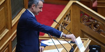 Ο Κυριάκος Μητσοτάκης στη Βουλή για να απαντήσει σε επίκαιρη ερώτηση για το κόστος ζωής, στο πλαίσιο της Ώρας του Πρωθυπουργού. Παρασκευή 10 Ιουλίου 2026 (φωτ.: EUROKINISSI / Γιάννης Παναγόπουλος)