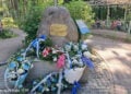 Ο αναμνηστικός βράχος στο πάρκο του Τζιβνούφ, με δίγλωσση επιγραφή στα πολωνικά και τα ελληνικά, στη μνήμη των Ελλήνων που νοσηλεύτηκαν το 1949 στο μυστικό Νοσοκομείο 250. (φωτ.: Πρεσβεία της Ελλάδας στην Πολωνία)
