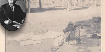 Η φωτογραφία με τη λεζάντα «Απελπισία: Μια μάνα –από τους χιλιάδες εκτοπισμένους των Τούρκων– ανάμεσα στα νεκρά σώματα των πέντε παιδιών της που δολοφονήθηκαν από τους Τούρκους», δημοσιεύθηκε μαζί με το άρθρο του Μόργκενταου (πάνω αριστερά) στο The Red Cross Magazine τον Μάρτιο του 1918