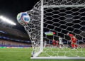 Ο Λαουτάρο Μαρτίνες σκοράρει το 3-1 για την Αργεντινή απέναντι στην Ελβετία, στον προημιτελικό του Μουντιάλ 2026 στο Κάνσας Σίτι των ΗΠΑ (φωτ.: EPA / Christopher Neundorf)