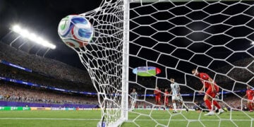 Ο Λαουτάρο Μαρτίνες σκοράρει το 3-1 για την Αργεντινή απέναντι στην Ελβετία, στον προημιτελικό του Μουντιάλ 2026 στο Κάνσας Σίτι των ΗΠΑ (φωτ.: EPA / Christopher Neundorf)