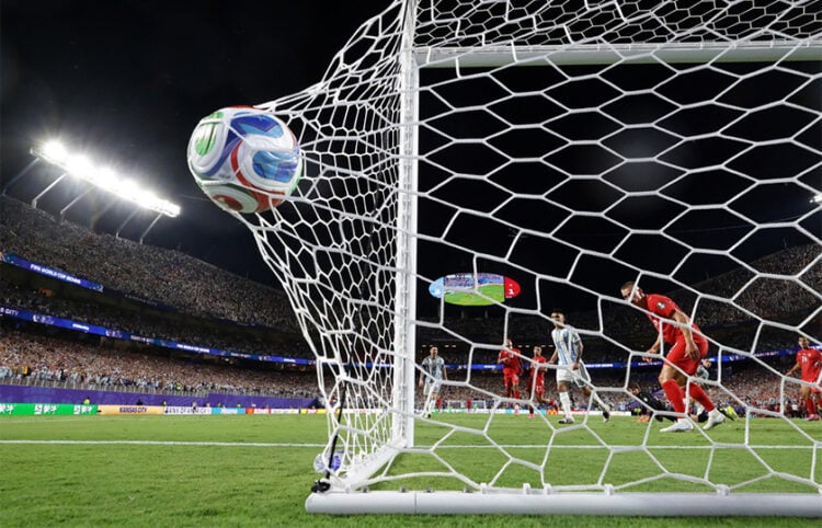 Ο Λαουτάρο Μαρτίνες σκοράρει το 3-1 για την Αργεντινή απέναντι στην Ελβετία, στον προημιτελικό του Μουντιάλ 2026 στο Κάνσας Σίτι των ΗΠΑ (φωτ.: EPA / Christopher Neundorf)