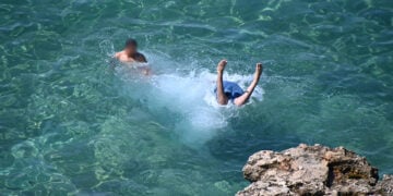 Ναύπλιο: Βουτιές στην Αρβανιτιά (φωτ.: EUROKINISSI / Βασίλης Παπαδόπουλος)