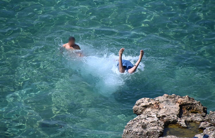 Ναύπλιο: Βουτιές στην Αρβανιτιά (φωτ.: EUROKINISSI / Βασίλης Παπαδόπουλος)