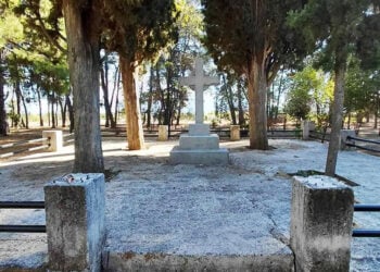Το μνημείο για τον Άγνωστο Στρατιώτη στο αλσύλλιο στη Νέα Κρώμνη Δράμας (φωτ.: Πύλη της Δράμας)
