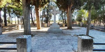 Το μνημείο για τον Άγνωστο Στρατιώτη στο αλσύλλιο στη Νέα Κρώμνη Δράμας (φωτ.: Πύλη της Δράμας)