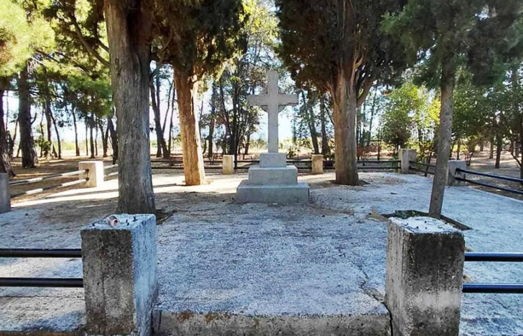 Το μνημείο για τον Άγνωστο Στρατιώτη στο αλσύλλιο στη Νέα Κρώμνη Δράμας (φωτ.: Πύλη της Δράμας)