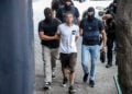 Ο 27χρονος, τέταρτος συλληφθείς για την εμπρηστική επίθεση στο σπίτι της οικογένειας Νέστορα, οδηγείται στα δικαστήρια της Θεσσαλονίκης. Δευτέρα 20 Ιουλίου 2026 (φωτ.: EUROKINISSI)