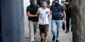 Ο 27χρονος, τέταρτος συλληφθείς για την εμπρηστική επίθεση στο σπίτι της οικογένειας Νέστορα, οδηγείται στα δικαστήρια της Θεσσαλονίκης. Δευτέρα 20 Ιουλίου 2026 (φωτ.: EUROKINISSI)
