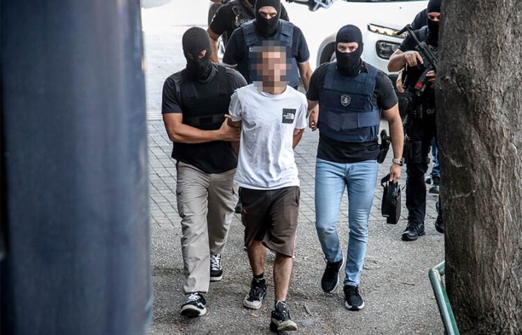 Ο 27χρονος, τέταρτος συλληφθείς για την εμπρηστική επίθεση στο σπίτι της οικογένειας Νέστορα, οδηγείται στα δικαστήρια της Θεσσαλονίκης. Δευτέρα 20 Ιουλίου 2026 (φωτ.: EUROKINISSI)