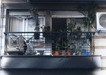 Καμένο μπαλκόνι στην πολυκατοικία όπου διέμεναν η Αφροδίτη Νέστορα και οι γονείς της, στην περιοχή της Ανάληψης (Χαριλάου) στη Θεσσαλονίκη.
Τετάρτη 1 Ιουλίου 2026 (φωτ.: EUROKINISSI / Ραφαήλ Γεωργιάδης)