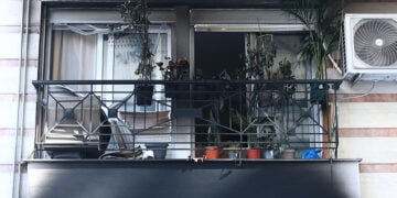 Καμένο μπαλκόνι στην πολυκατοικία όπου διέμεναν η Αφροδίτη Νέστορα και οι γονείς της, στην περιοχή της Ανάληψης (Χαριλάου) στη Θεσσαλονίκη.
Τετάρτη 1 Ιουλίου 2026 (φωτ.: EUROKINISSI / Ραφαήλ Γεωργιάδης)