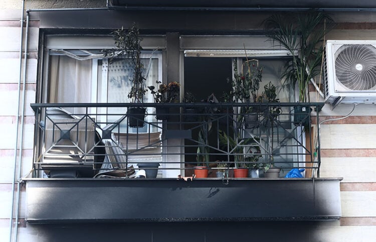 Καμένο μπαλκόνι στην πολυκατοικία όπου διέμεναν η Αφροδίτη Νέστορα και οι γονείς της, στην περιοχή της Ανάληψης (Χαριλάου) στη Θεσσαλονίκη.
Τετάρτη 1 Ιουλίου 2026 (φωτ.: EUROKINISSI / Ραφαήλ Γεωργιάδης)
