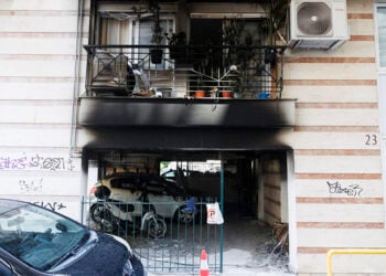 Η καμένη πιλοτή της πολυκατοικίας όπου διαμένει η οικογένεια της Αφροδίτης Νέστορα, στην περιοχή της Ανάληψης (Χαριλάου) στη Θεσσαλονίκη.
Τετάρτη 1 Ιουλίου 2026 (φωτ.: ΑΠΕ-ΜΠΕ / Αχιλλέας Χήρας)