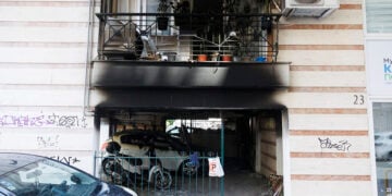 Η καμένη πιλοτή της πολυκατοικίας όπου διαμένει η οικογένεια της Αφροδίτης Νέστορα, στην περιοχή της Ανάληψης (Χαριλάου) στη Θεσσαλονίκη.
Τετάρτη 1 Ιουλίου 2026 (φωτ.: ΑΠΕ-ΜΠΕ / Αχιλλέας Χήρας)