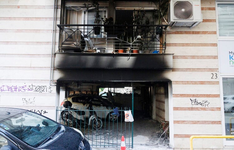 Η καμένη πιλοτή της πολυκατοικίας όπου διαμένει η οικογένεια της Αφροδίτης Νέστορα, στην περιοχή της Ανάληψης (Χαριλάου) στη Θεσσαλονίκη.
Τετάρτη 1 Ιουλίου 2026 (φωτ.: ΑΠΕ-ΜΠΕ / Αχιλλέας Χήρας)
