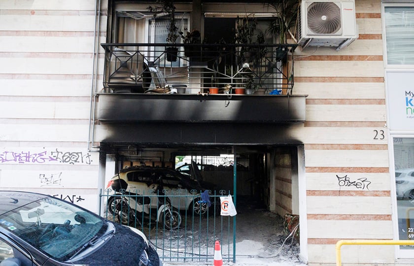 Η καμένη πιλοτή της πολυκατοικίας όπου διαμένει η οικογένεια της Αφροδίτης Νέστορα, στην περιοχή της Ανάληψης (Χαριλάου) στη Θεσσαλονίκη.
Τετάρτη 1 Ιουλίου 2026 (φωτ.: ΑΠΕ-ΜΠΕ / Αχιλλέας Χήρας)